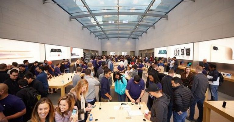 Gente viendo los nuevos modelos de Apple que presumen tener la pantalla más grande