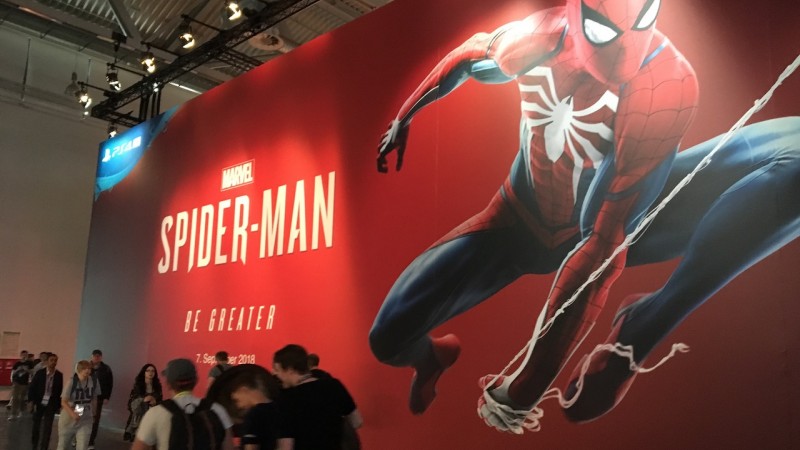 Sticker gigante que cubre toda la pared con una imagen de Spider Man dentro de Gamescom 2018