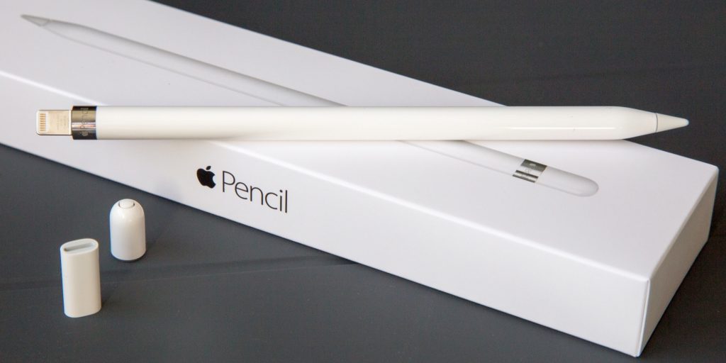 Lápiz de Apple sobre una caja blanca