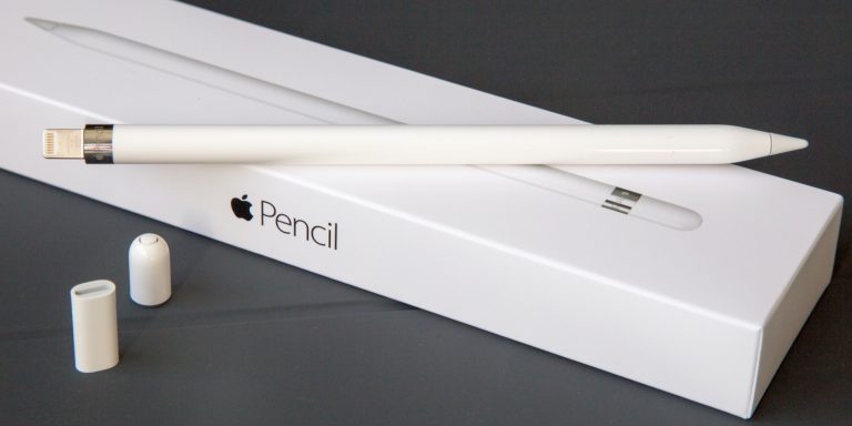 Lápiz de Apple sobre una caja blanca