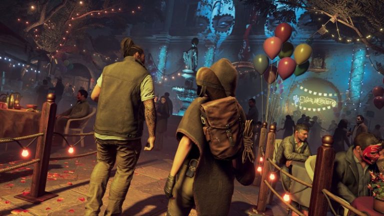 Dos personajes de Tom Raider caminan por un escenario, Lara Croft aparece en primer plano de espaldas