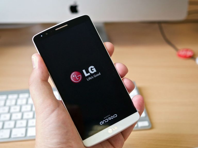 Celular encendido con el logo de LG