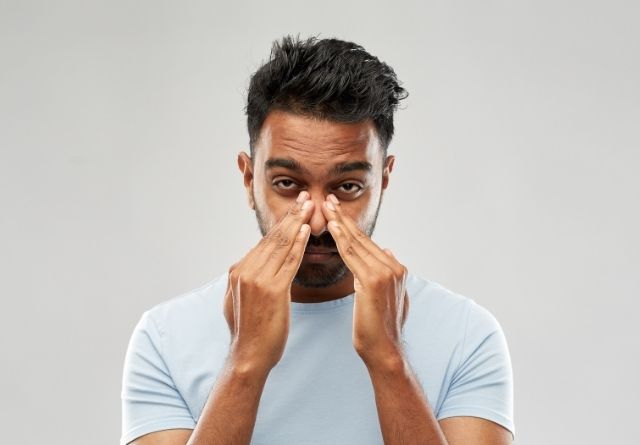 hombre con congestión nasal 