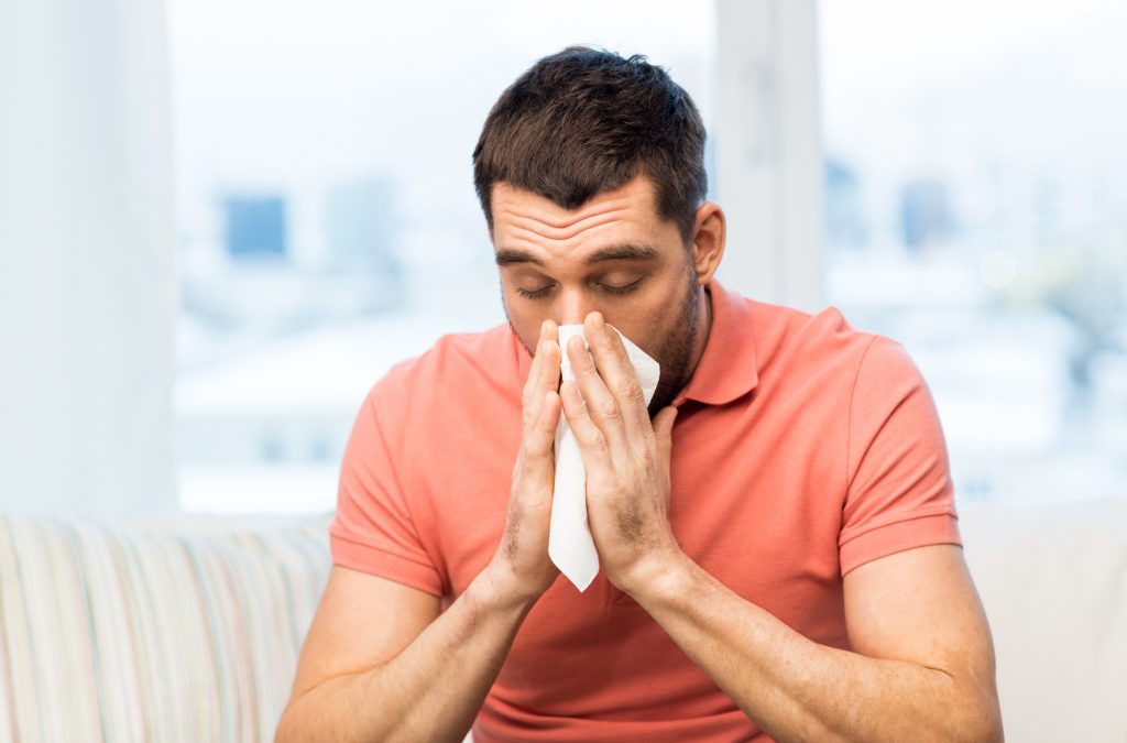 hombre con congestión nasal