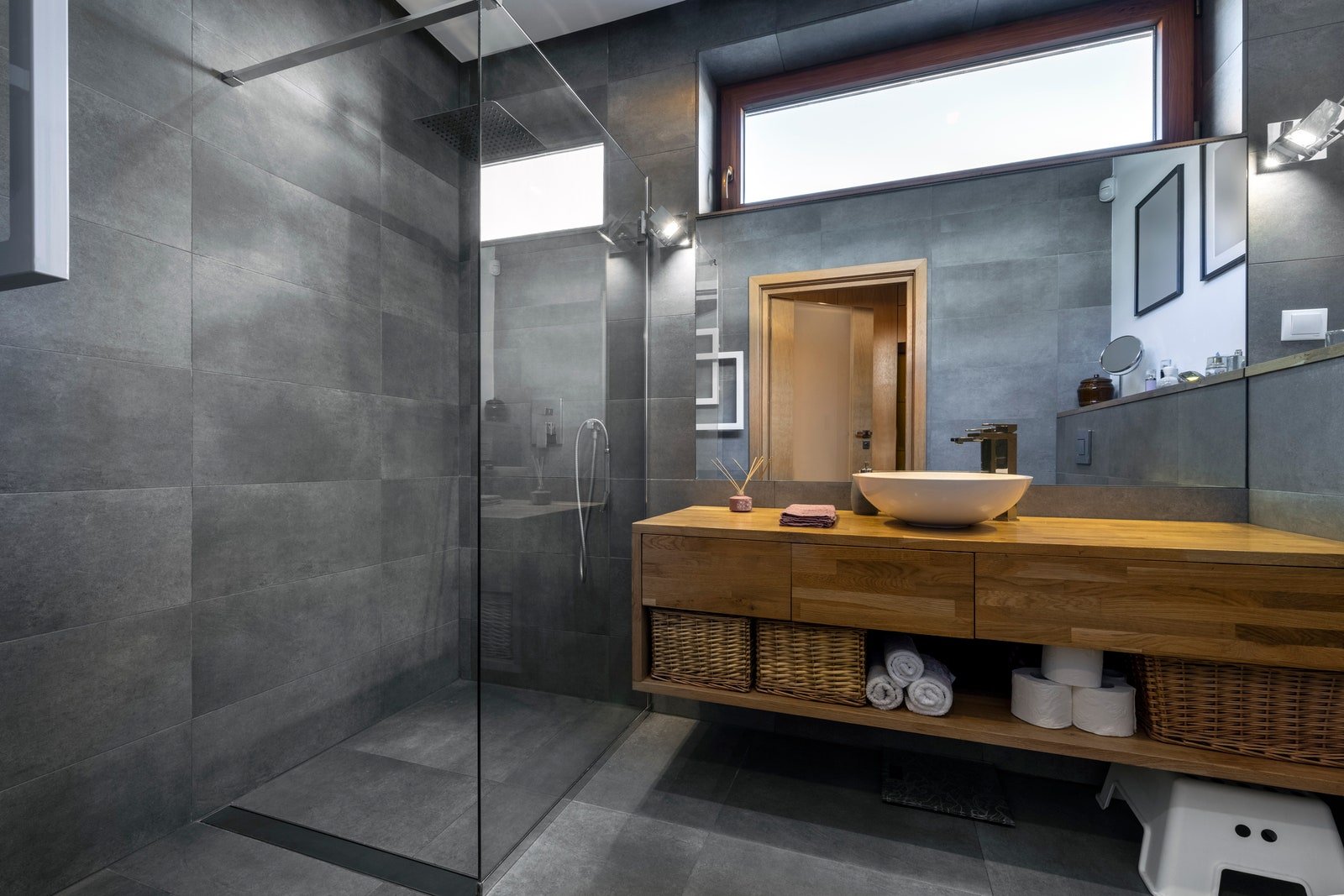 baño remodelado con madera