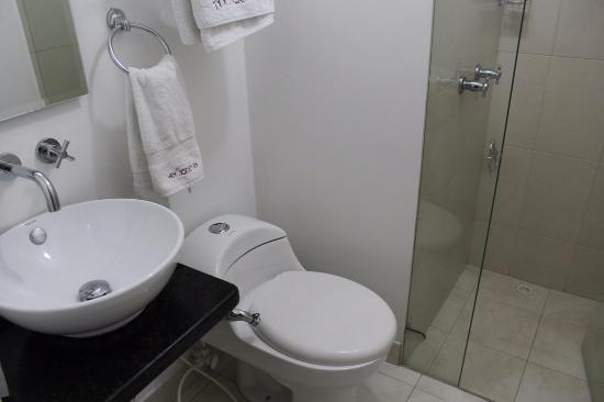 baño moderno con lavabo