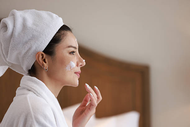 Mujer colocándose crema