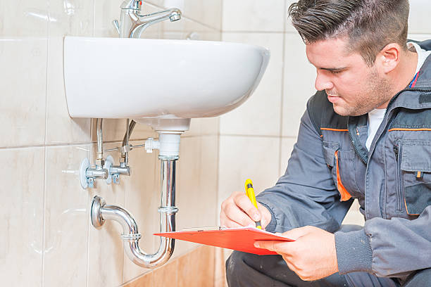 hombre revisando desagüe de baño